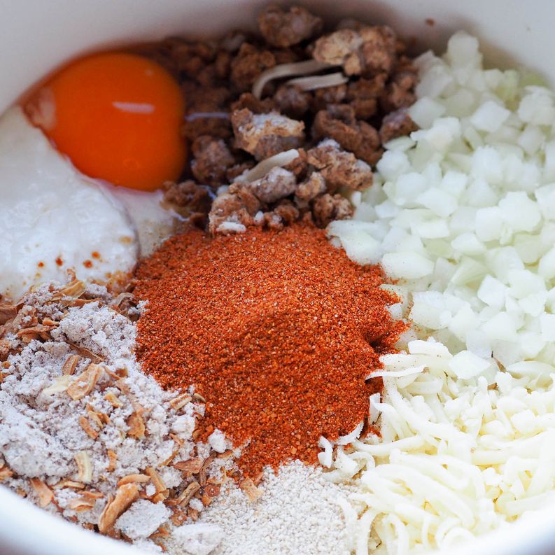 Tässä ainekset kasvispihveihin á la Ohituskaistalla: muna, quorn, sipuli, juusto, sipulisekoitus, kermaviili, mausteet.