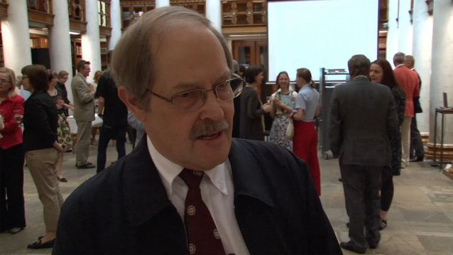 Rainer Knapas på utgivningsceremonin för hans historik över Nationalbiblioteket.​