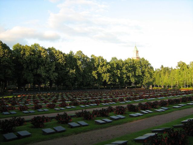 Gunnar Mickwitz died in Pienpero on February 18, 1940. He is buried in the Hietaniemi cemetery along with many other fallen soldiers from Helsinki. Photo credit: Wikimedia Commons, CC BY-SA 3.0.​