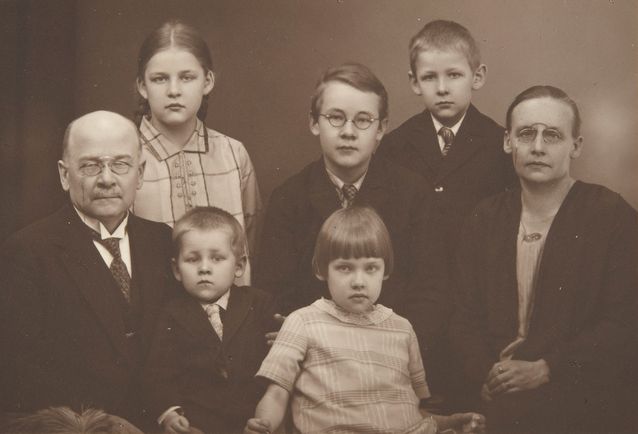 Artturi Kannisto e sua família. Foto: Conselho Nacional de antiguidades da Finlândia.