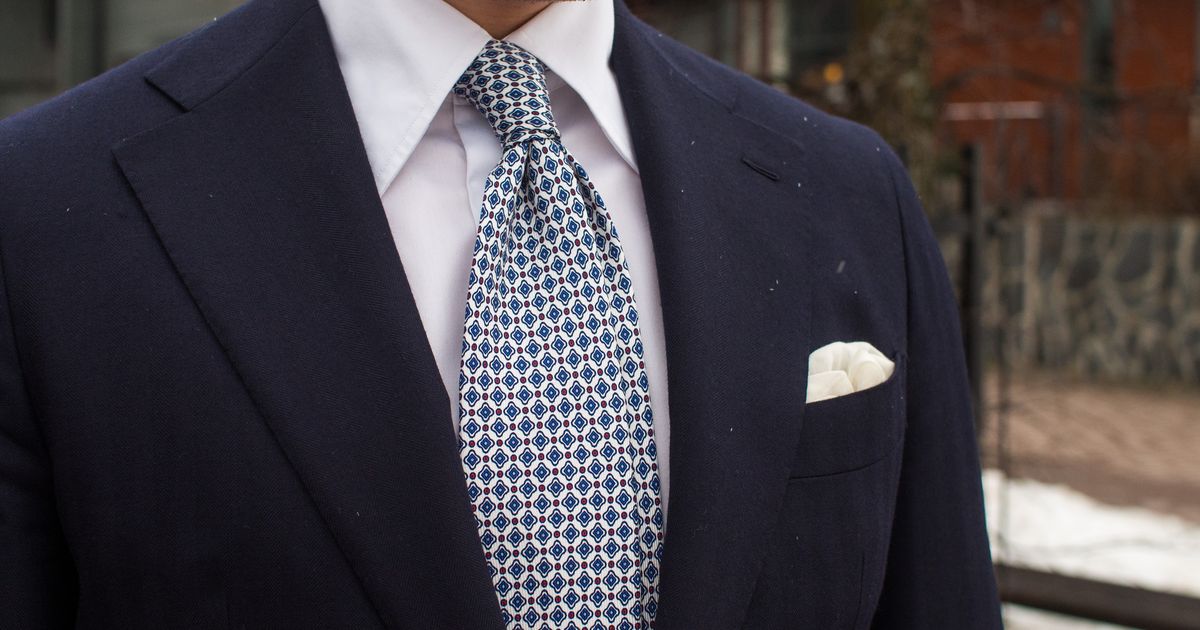 wearing-a-white-tie-with-a-navy-suit-ok-or-no