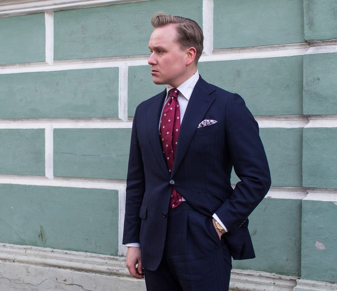 Using a Red Jacquard Tie with a Navy Suit
