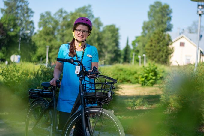 Paula Mulari kulkee asiakkaiden luo sähköpyörällä.