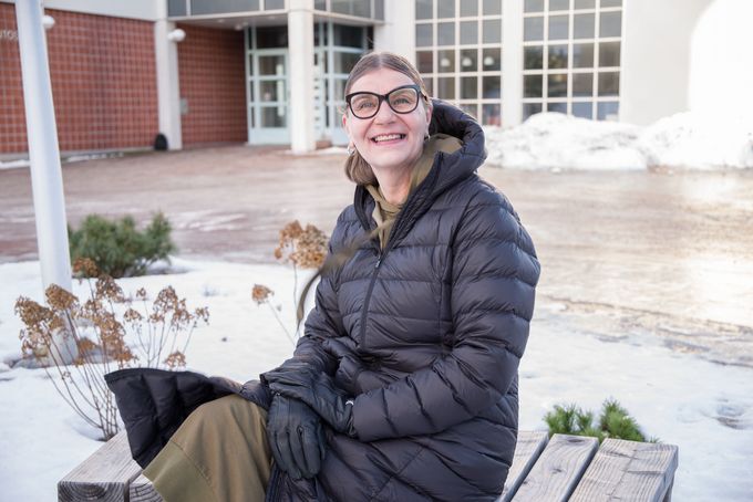 Marianne Äärilä istuu penkillä WinNovan terveydenhuolto-oppilaitoksen edessä