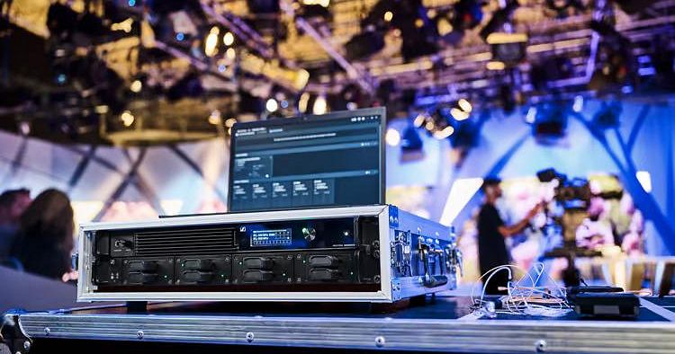 Sennheiser Spectera  on maailma esimene wideband  kahesuunaline digitaalne juhtmevaba ökosüsteem, mis toetab lausa 64 kanalit (32 sisendit / 32 väljundit) ühes 