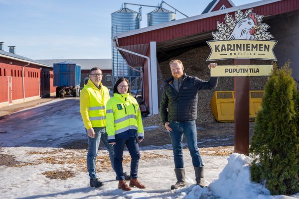 Lääkärikeskus Minervan työterveyshuollon asiantuntijat maatalousasiakkaan luona.