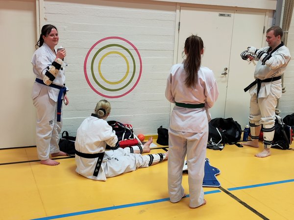 Taekwondoharrastajia pukemassa otteluvarusteita