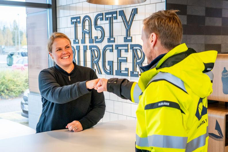 McDonald's-yrittäjä Johanna Junkkari ja Rauman Energian kaukolämpöjohtaja Jouni Kartano.