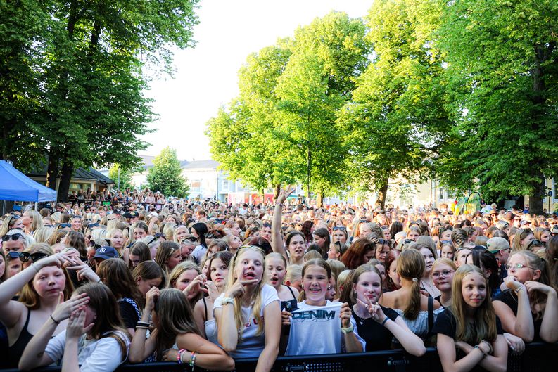 Youth of Savila -tapahtuman yleisöä Rauman Savilanpuistossa