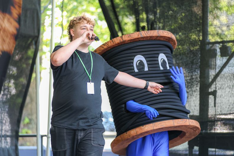 Nooa Salonen ja Rauman Energian maskotti Anssi Kaapelikela lavalla Youth of Savila -tapahtumassa.