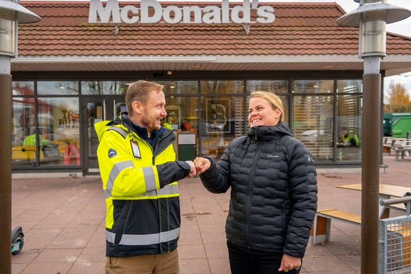 Rauman Energian Jouni Kartano ja Rauman McDonald'sin yrittäjä Johanna Junkkari.