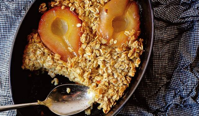 Baked Oatmeal With Caramelised Pears And Vanilla Cream Porridge