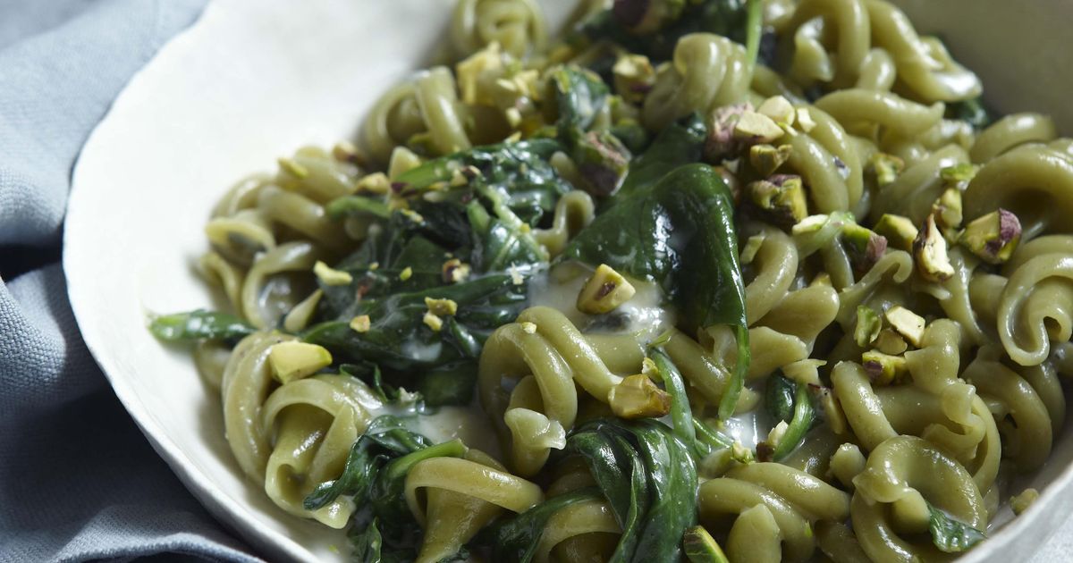 Green Pasta with Blue Cheese - The Happy Foodie