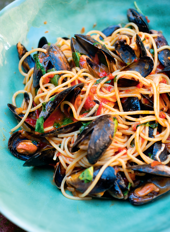 Spaghetti with Mussels and Tomato Sauce - The Happy Foodie