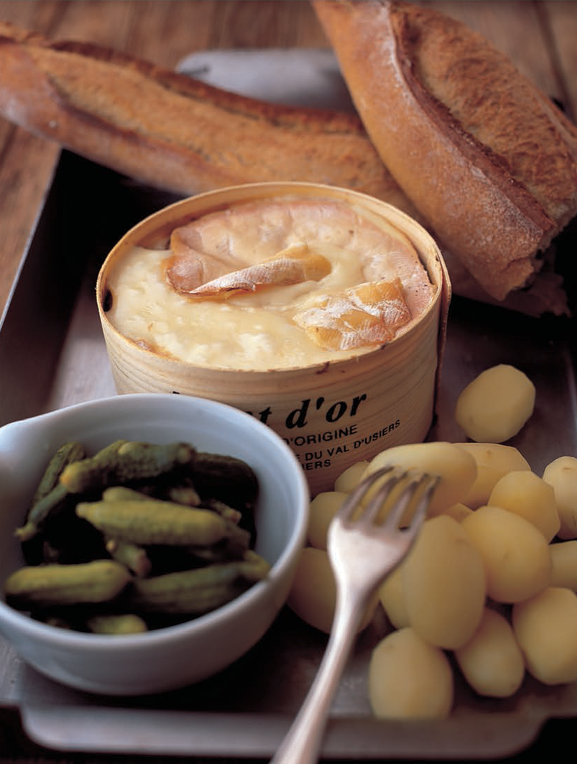 Baked whole Vacherin Mont d'Or (with new potatoes and ...
