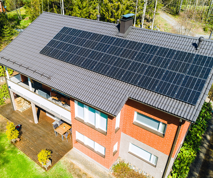 Aurinkovoimalalla omavaraisuutta, aurinkopaneelit talon katolla