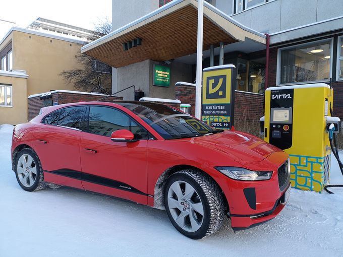 Sähköautojen latauspisteitä löytyy riittävästi jouheaan matkantekoon.
