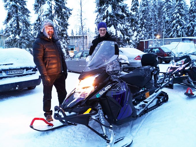Esled-sähkökelkkojen kehittäjän ja valmistajan Aurora Powertrains Oy:n toimitusjohtaja Ari Karjalainen esittelee kelkkaa.