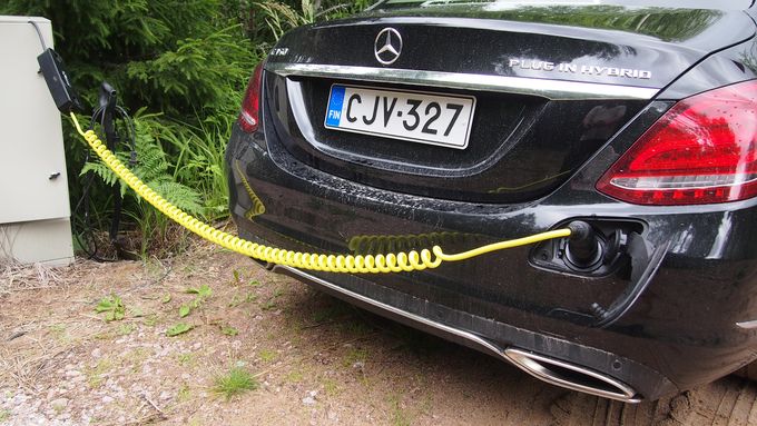 Moni sähköautoilija käyttää harvoin julkisia latauspisteitä, jos hänellä on mahdollisuus kotona lataamiseen.