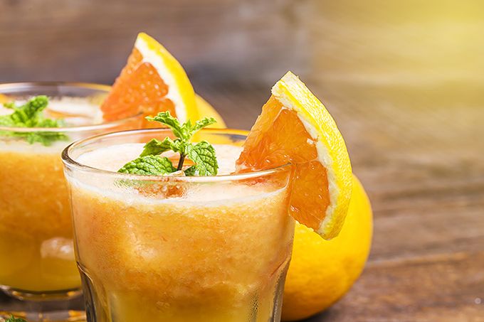 Aamun energinen vitamiinijuoma syntyy appelsiineista ja banaaneista.