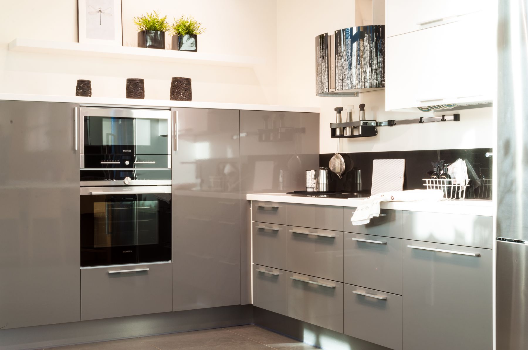 Utställningskök till salu: kök 5, grey highgloss, 65 000 kr (ord ...