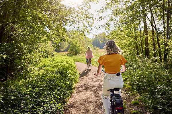 SUSTAINABLE TRAVEL HACKS: MAXIMIZE YOUR FUN, MINIMIZE YOUR IMPACT