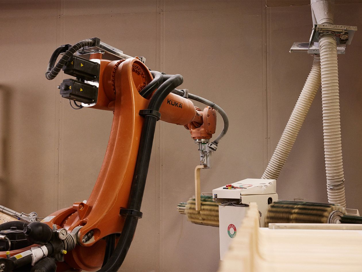 A robot polishing an L-leg at the Artek a-factory