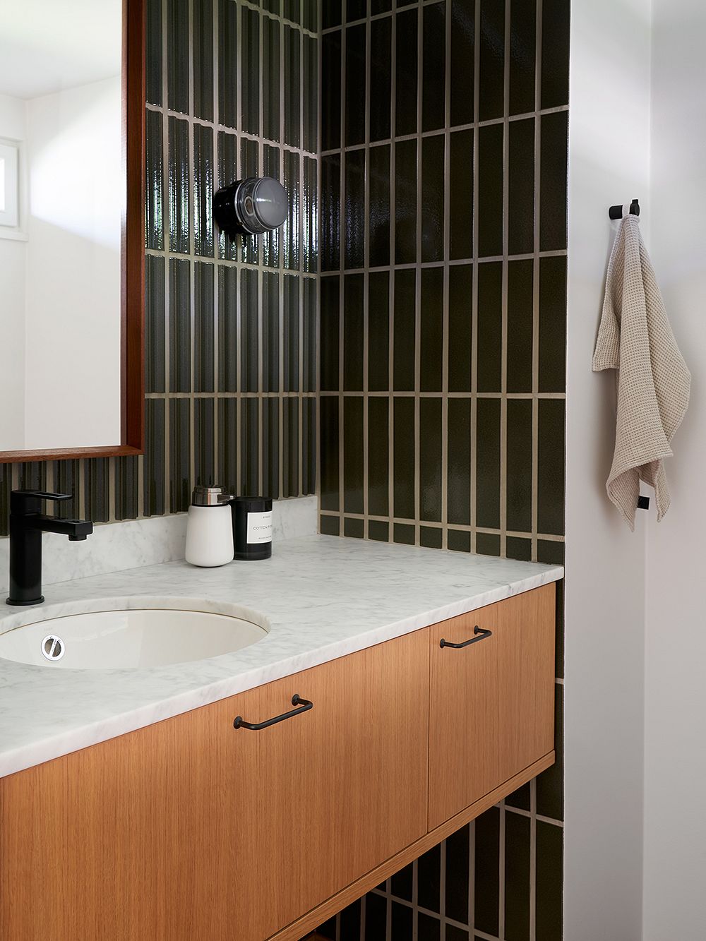 Vertical wall tiles in the bathroom