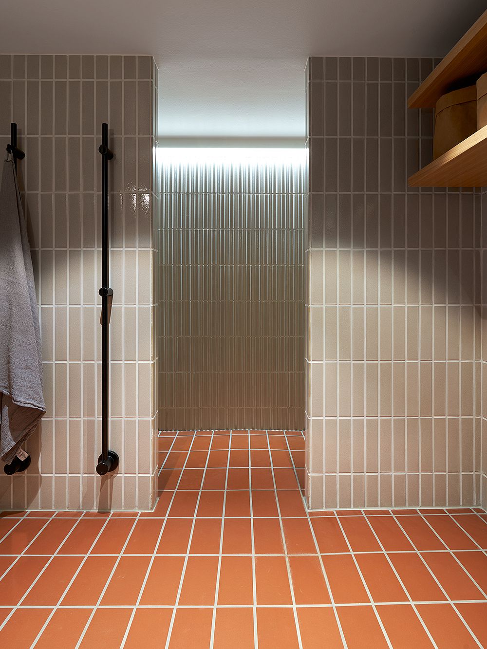 Vertical wall tiles in the bathroom