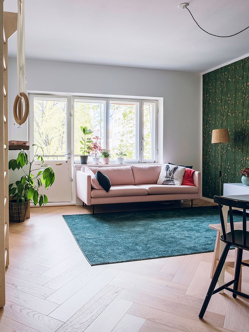 Two-bedroom apartment spiced with pink in Helsinki