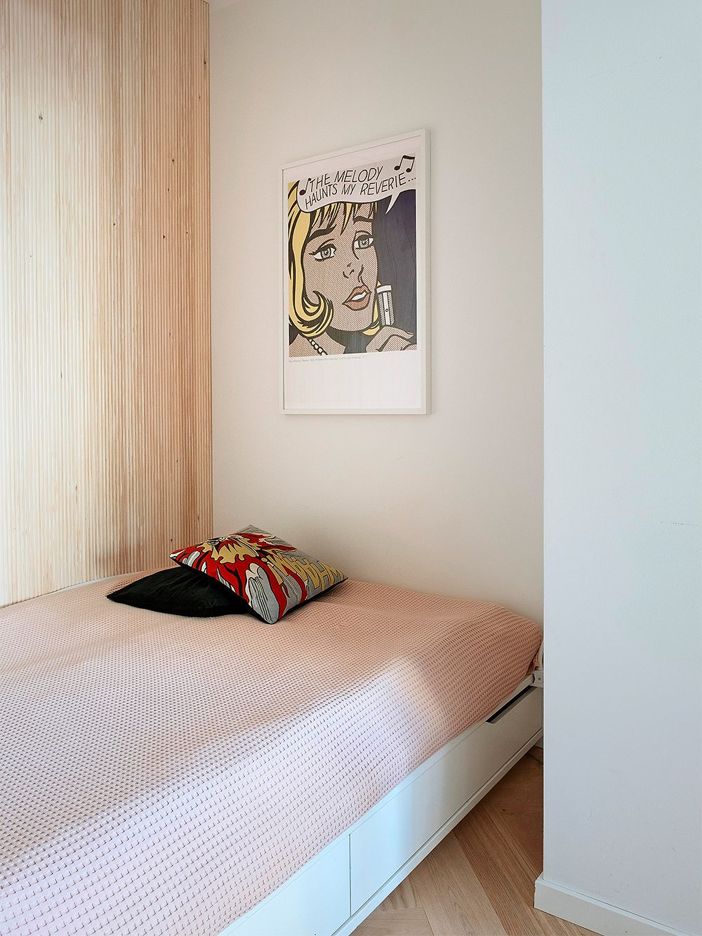 Two-bedroom apartment spiced with pink in Helsinki