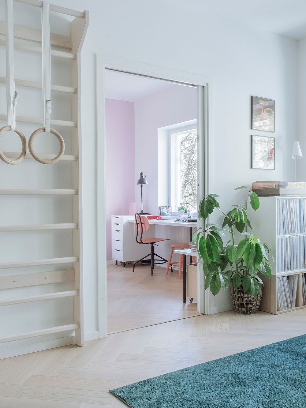 Two-bedroom apartment spiced with pink in Helsinki