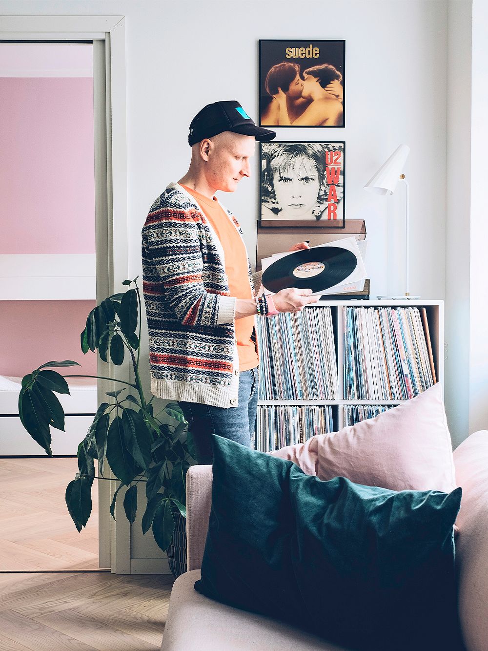 Two-bedroom apartment spiced with pink in Helsinki