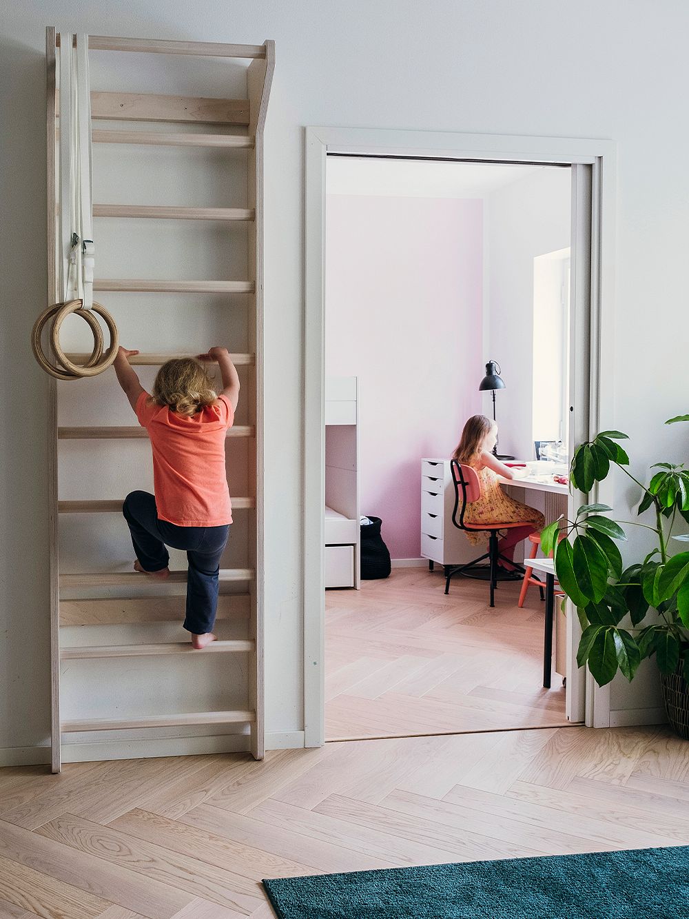 Two-bedroom apartment spiced with pink in Helsinki