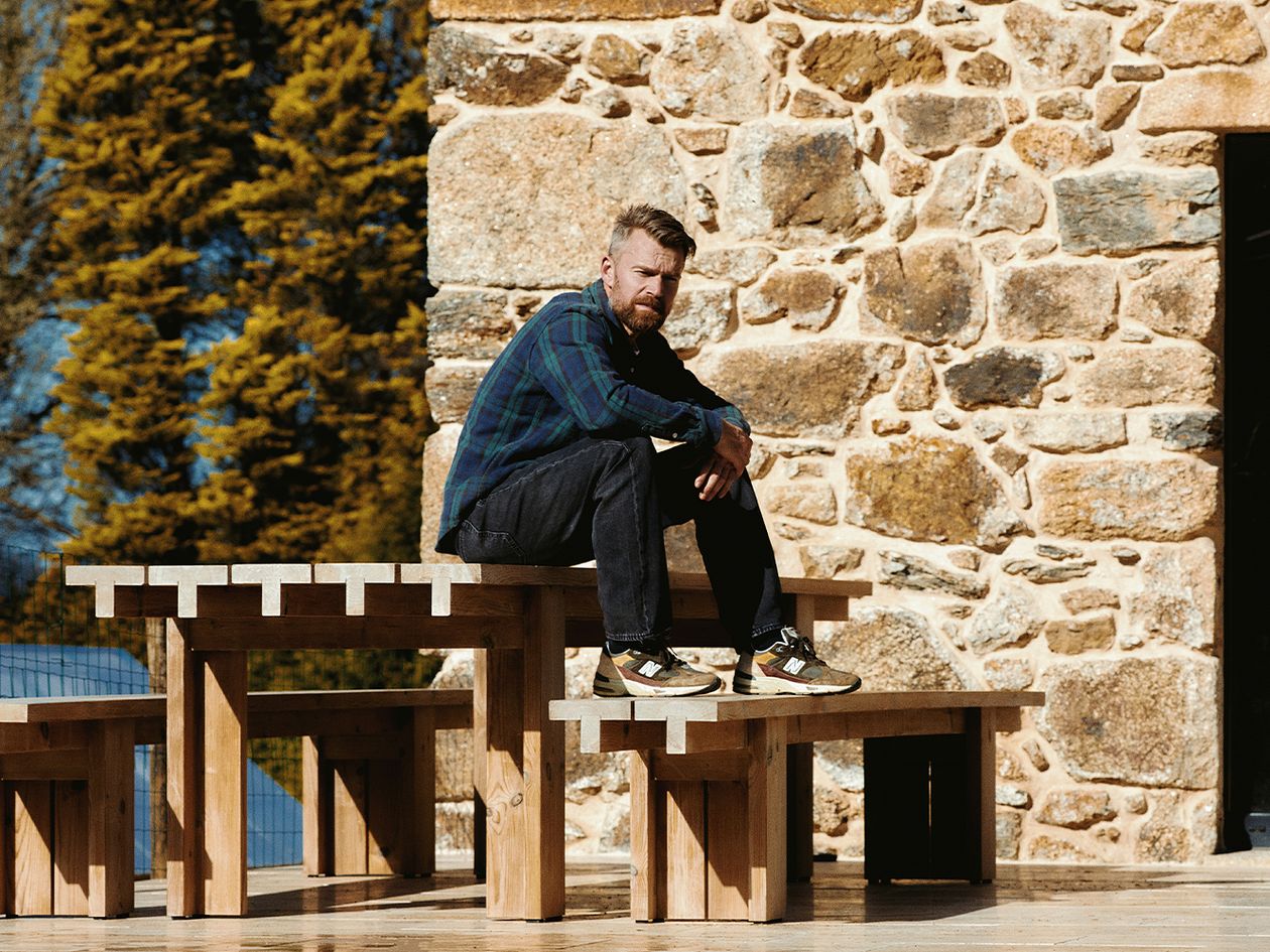  Designer Henrik Tjaerby sitting on Vaarnii's Osa outdoor table