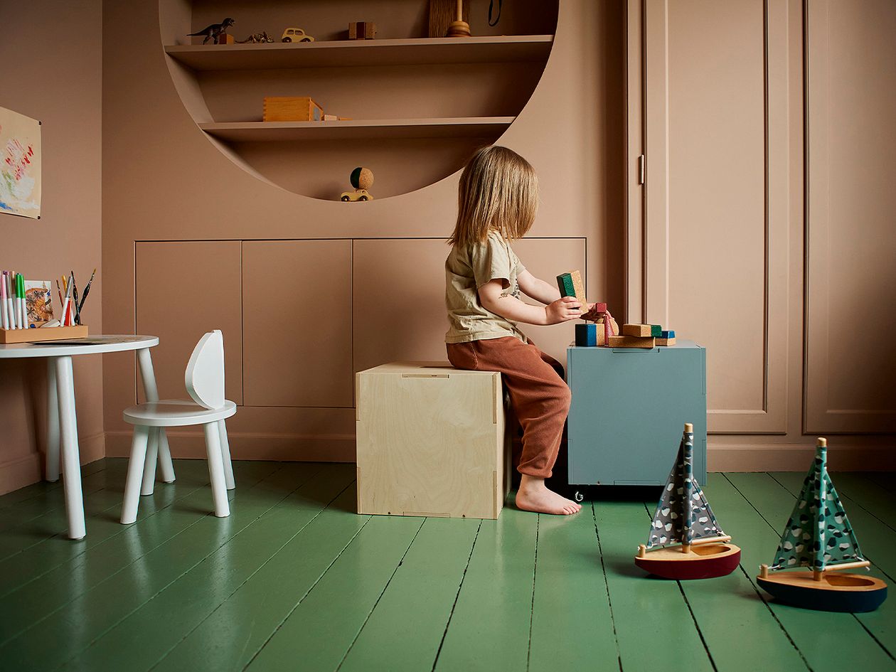 Kuva, jossa Nofredin Cube-säilytyslaatikot osana lastenhuoneen sisustusta.