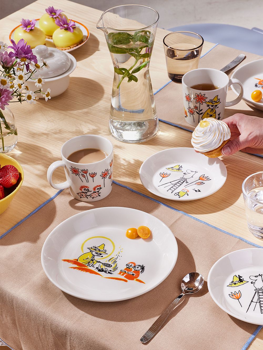 A summery table setting with Moomin by Arabia x Red Cross tableware