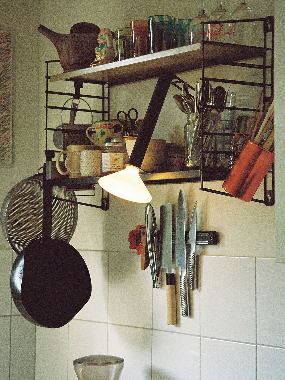 An image of Muuto's Piton lamp as part of the kitchen decor.