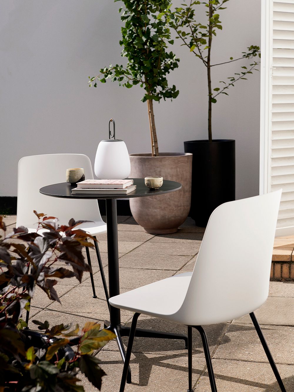 &Tradition Rely Outdoor HW70 chair and ATD5 table