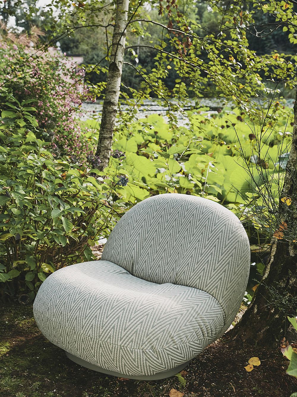 GUBI Pacha Outdoor lounge chair, swivel base