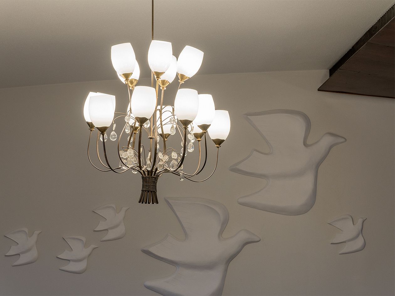 Paavo Tynell chandelier at Hotel Vaakuna