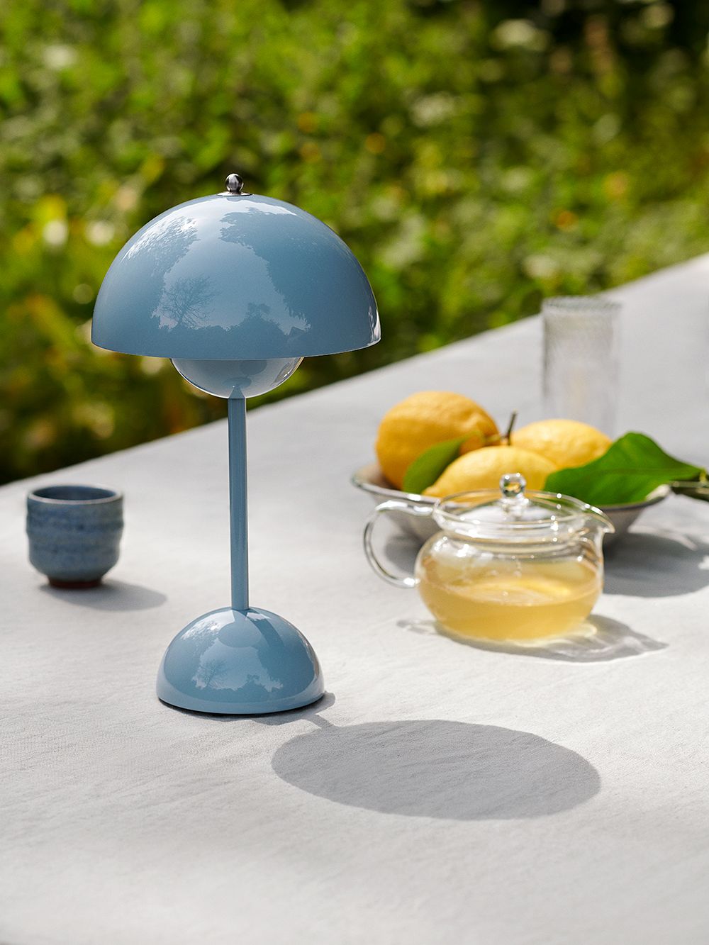 &Tradition Flowerpot VP9 portable table lamp, light blue