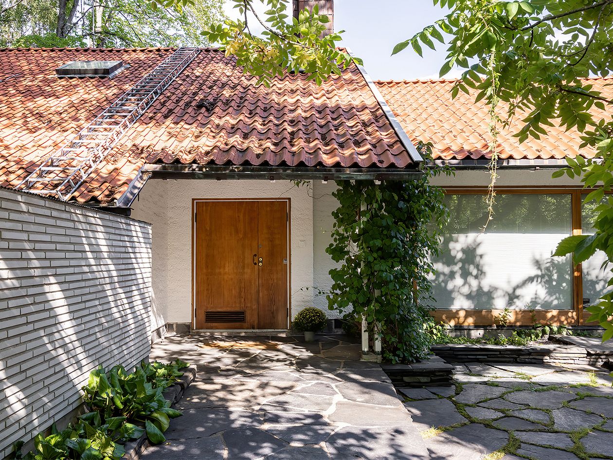 An image featuring Villa Ervi designed by architect Aarne Ervi. The photo shows the exterior of the house.