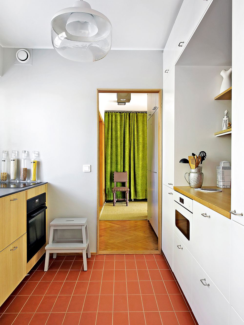 Brick-colored tiles in the kitchen