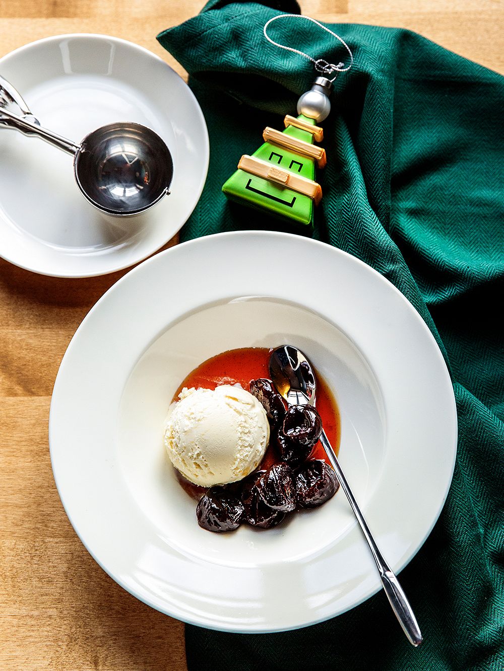 Festive desserts: Rum plums and vanilla ice cream on Arabia's KoKo plate