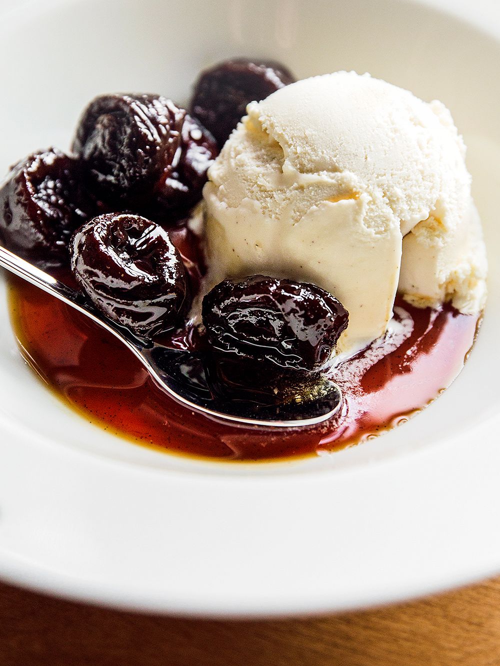 Festive desserts: Rum plums and vanilla ice cream on Arabia's KoKo plate