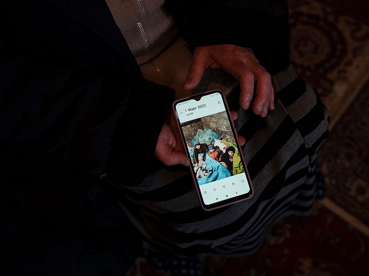 Ukrainian refugee showing a picture on her phone