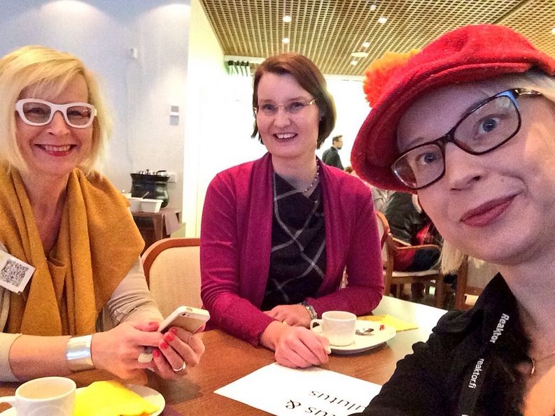 Pauliina Mäkelä, Petra Heikkari ja Marja Nousiainen Lahden CMADFI 2015-tapahtumassa. Kuvan otti Pauliina Mäkelä.