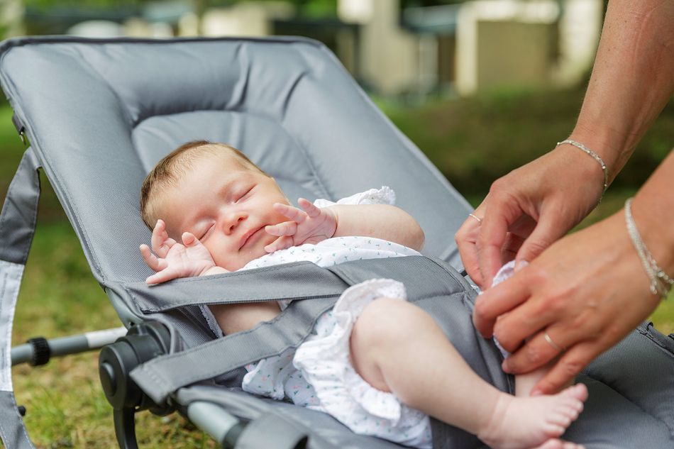 Slapende baby op vakantie