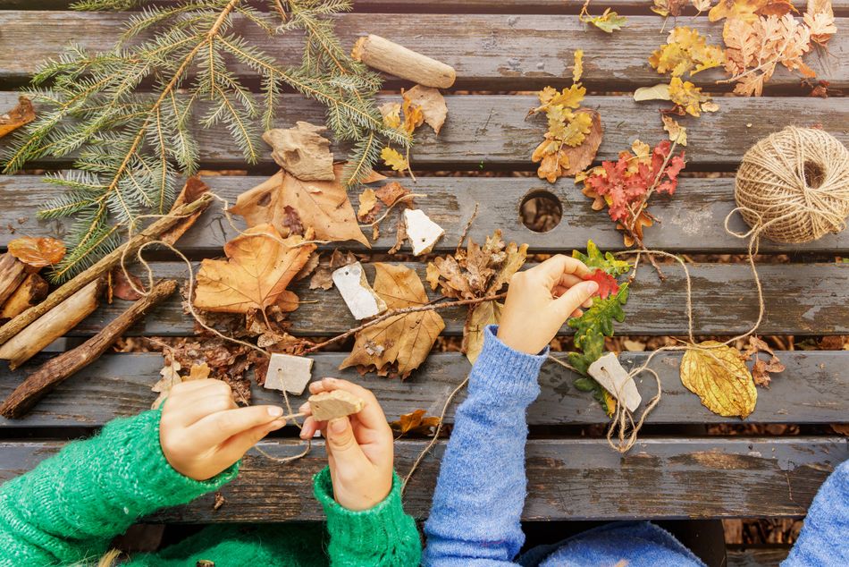 Zelfgemaakte natuurketting met takken en bladeren 